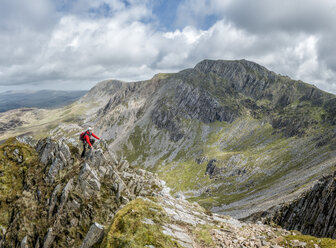 Großbritannien, Wales, Cadair Idris, Cyfrwy Arete, Frauen beim Klettern - ALRF000225