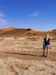 Namibia, Sossusvlei, Region Hardap, Namib-Naukluft-Nationalpark, Namib-Wüste, Touristin - AMF004527