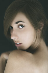 Porträt einer nackten jungen Frau, die über ihre Schulter schaut - BOYF000014