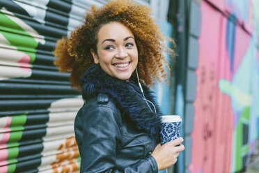 Porträt einer lächelnden Frau mit Kaffee zum Mitnehmen - BOYF000040