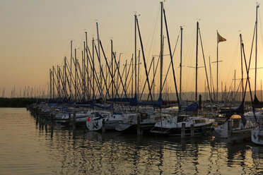 Österreich, Burgenland, Breitenbrunn, Blick auf den Yachthafen, Neusiedlersee am Abend - LBF001302