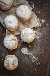 Berliner Krapfen auf Holz, Sieb - SBDF002492