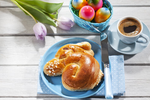 Frühstück mit gefärbten Ostereiern, Tasse Kaffee und Ostergebäck - CSF026877