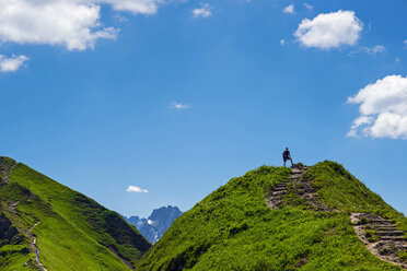 Österreich, Tirol, Allgäuer Alpen, Wanderer am Fellhorn stehend - WGF000782