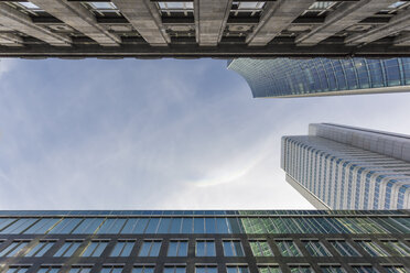 Deutschland, Frankfurt, Fassade eines Bürogebäudes von unten gesehen - ZMF000439