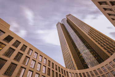 Deutschland, Frankfurt, Fassaden von modernen Bürogebäuden von unten gesehen - ZMF000443