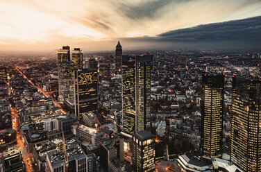 Deutschland, Frankfurt, Blick von oben auf die beleuchtete Stadt in der Abenddämmerung - ZMF000445