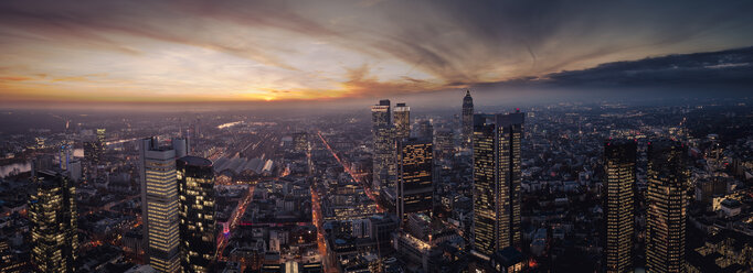 Deutschland, Frankfurt, Blick von oben auf die Stadt bei Sonnenuntergang - ZM000446