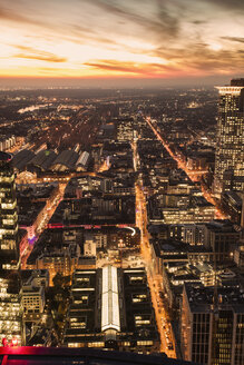 Deutschland, Frankfurt, Blick auf die Stadt mit Hauptbahnhof in der Abenddämmerung - ZMF000447