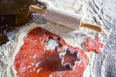 Weihnachtsbäckerei mit rotem Teig - SARF002381