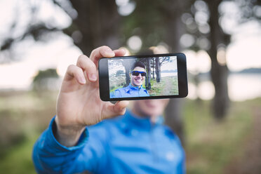 Selfie einer Läuferin auf dem Display eines Smartphones - RAEF000702