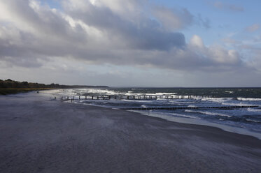 Deutschland, Mecklenburg-Vorpommern, Ostsee bei Zingst im November - JTF000717