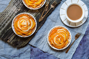 Mandelkuchen mit Kaki-Scheiben und eine Tasse Milchkaffee - SBDF002498