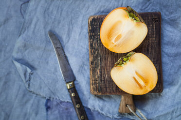 Sliced kaki on wooden board - SBDF002500