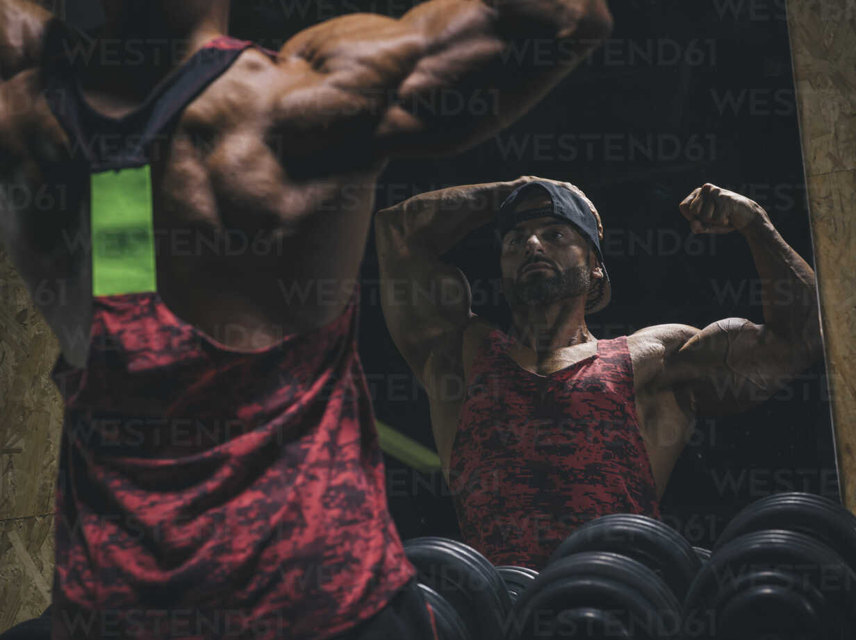 Bodybuilder back pose - AST Sports Science