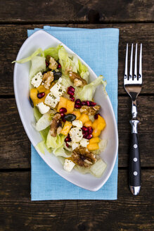 Herbstlicher Salat mit Kaki, Feta-Käse, Eisbergsalat, Kürbiskernen, Granatapfel und Walnüssen - SARF002388