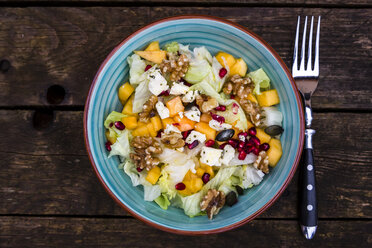 Herbstlicher Salat mit Kaki, Feta-Käse, Eisbergsalat, Kürbiskernen, Granatapfel und Walnüssen - SARF002390
