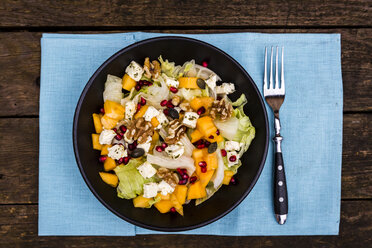 Herbstlicher Salat mit Kaki, Feta-Käse, Eisbergsalat, Kürbiskernen, Granatapfel und Walnüssen - SARF002391