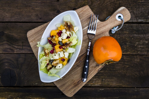 Herbstlicher Salat mit Kaki, Feta-Käse, Eisbergsalat, Kürbiskernen, Granatapfel und Walnüssen - SARF002392
