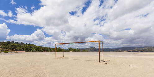 Griechenland, Dodekanes, Rhodos, Fußballplatz und Fußballtor - WDF003451