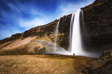 Island, Seljalandsfoss Wasserfall und Regenbogen - SMAF000406