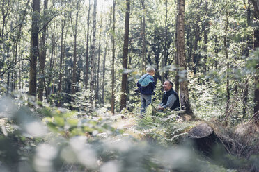 Deutschland, Sachsen, lächelnder Mann mit Junge im Wald - MJF001686