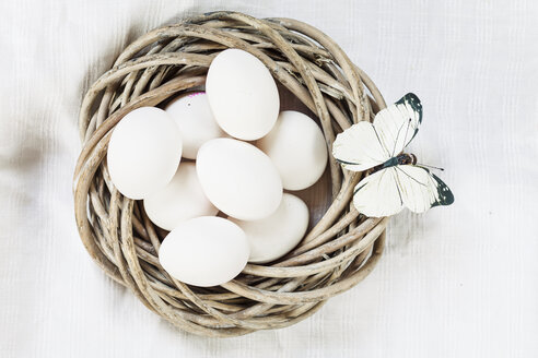 Weiße Eier im Weidennest und Schmetterlingsdekoration - SBDF002538