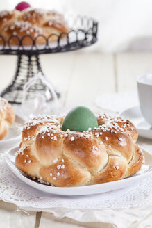 Geflochtenes Osterbrot mit grünem Ei - SBDF002548