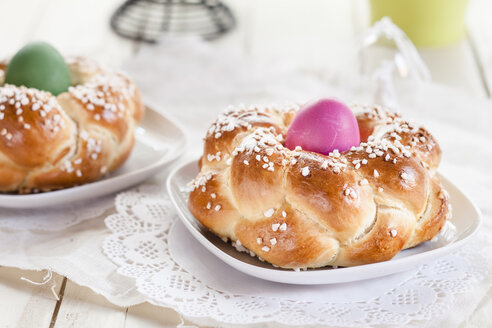 Geflochtenes Osterbrot mit grünen und rosa Eiern - SBDF002550