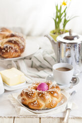 Geflochtenes Osterbrot mit rosa Ei, Narzisse, Kaffee und Butter - SBDF002551