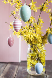 Ein Strauß Forsythien und bunte Ostereier - SBDF002557