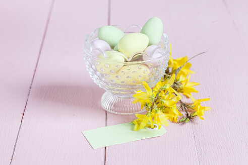 Glasschale mit süßen Ostereiern und Forsythienzweig - SBDF002558