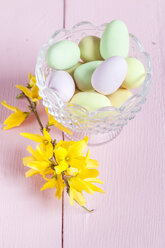 Glasschale mit süßen Ostereiern und Forsythienzweig - SBDF002559