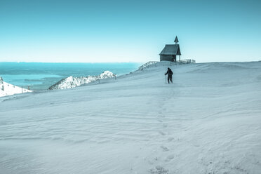 Deutschland, Bayern, Chiemgau, Kampenwand, Wanderer hoch über dem Chiemsee im Winter - HAMF000112