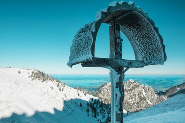 Deutschland, Bayern, Chiemgau, Kampenwand, Kruzifix hoch über dem Chiemsee im Winter - HAMF000113