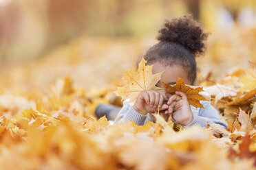 Kleines Mädchen spielt im Herbst im Park - HAPF000004