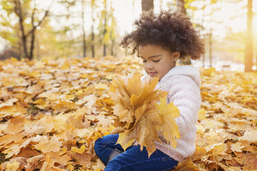 Little girl playing in autumn park - HAPF000007