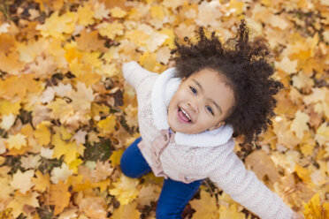 Kleines Mädchen spielt im Herbst im Park - HAPF000010
