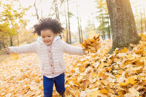 Kleines Mädchen spielt im Herbst im Park - HAPF000014