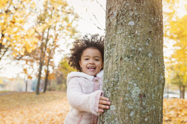 Little girl playing in autumn park - HAPF000015