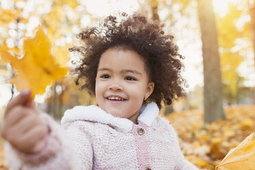 Kleines Mädchen spielt im Herbst im Park - HAPF000017