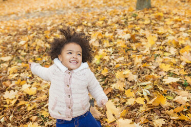 Kleines Mädchen spielt im Herbst im Park - HAPF000018