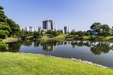 Japan, Tokio, Bezirk Sumida, Wohnhochhäuser, Fluss Sumida und Park - THAF001515