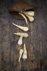 Parsley roots on wood, basket - LVF004271