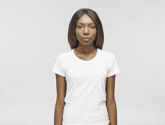 Porträt einer ernst dreinblickenden jungen Frau mit weißem T-Shirt - RH001064