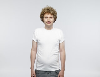 Porträt eines lächelnden blonden Mannes mit weißem T-Shirt - RH001074