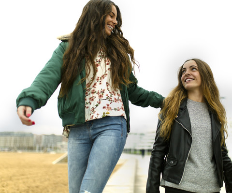 Zwei glückliche Freundinnen im Freien, lizenzfreies Stockfoto