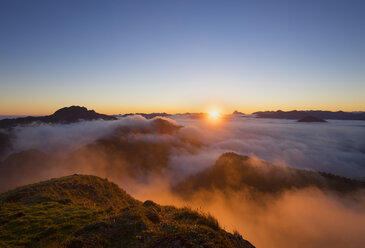 Deutschland, Bayern, Bayerische Voralpen, Sonnenuntergang am Jochberg, Morgenstimmung - SIEF006886