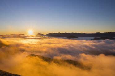 Deutschland, Bayern, Bayerische Voralpen, Sonnenuntergang am Jochberg, Morgenstimmung - SIEF006887