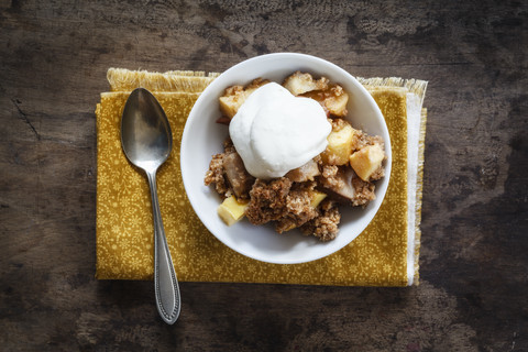 Crumble mit Apfel, Birne und Quitte, lizenzfreies Stockfoto